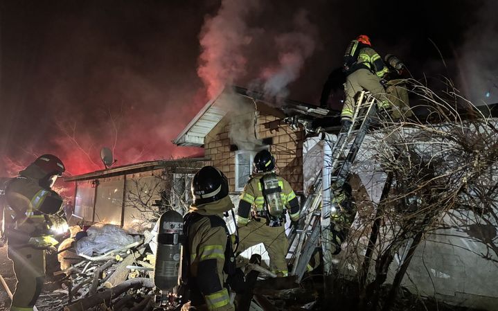 단양 주택 화재 진화하는 단양소방서 *재판매 및 DB 금지