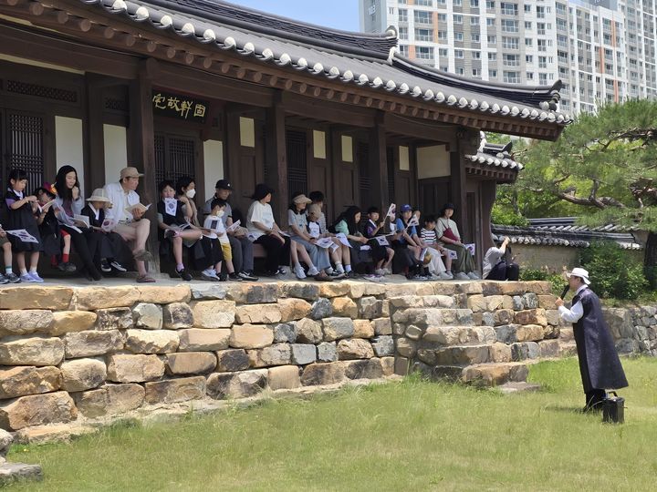 [울산=뉴시스] 울산 북구 고택종갓집 활용사업 '꿈꾸는 고헌고택' 프로그램 진행 모습. (사진=북구 제공) 2026.03.18. photo@newsis.com *재판매 및 DB 금지