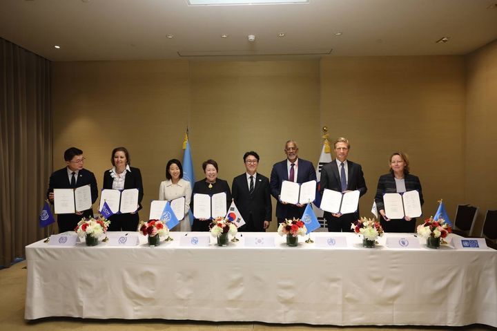 [서울=뉴시스]18일 총리실에 따르면 김 총리는 현지 시각 17일 오후 5시 스위스 제네바의 인터콘티넨탈 호텔에서 6개 유엔(UN) 기구가 참석한 가운데 열린 '글로벌 AI hub' 협력의향서(LOI·Letter Of Intent) 서명식에 참석했다. 서명에는 로라 톰슨 국제노동기구(ILO) 사무차장보, 이성아 국제이주기구(IOM) 사무차장, 압둘라 누르술리나 국제전기통신연합(ITU) 기획조정실장, 라울 토마스 세계보건기구(WHO) 사무차장, 칼 스카우 세계식량계획(WFP) 사무차장, 마르코스 네토 유엔개발계획(UNDP) 정책프로그램국장(UN사무차장보) 등이 참여했다. *재판매 및 DB 금지