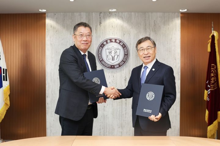 [서울=뉴시스] 윤도영(왼쪽) 광운대 총장과 정근식 서울시교육감이 지난 16일 진행된 '반도체 미래 인재 양성 업무협약식'에서 사진 촬영을 하고 있다. (사진=광운대 제공) 2026.03.18. photo@newsis.com *재판매 및 DB 금지