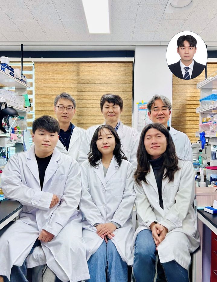 [대전=뉴시스] KAIST(카이스트) 연구팀이 원형 RNA 제거 효소인 RNASEK 단백질이 노화를 막고 장수를 유도하는 핵심 역할을 한다는 사실을 규명했다.(뒷줄 왼쪽부터)김윤기·이승재·이광록 교수, (앞줄 왼쪽부터)부성호·김시은·함석진 박사, (상단)이동훈 박사.(사진=카이스트 제공) *재판매 및 DB 금지