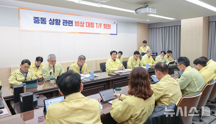 [시흥=뉴시스] 18일 임병택 시장 주재로 다슬방에서 중동 상황 관련 비상 대응 TF 회의가 열리고 있다. (사진=시흥시 제공). 2026.03.18. photo@newsis.com *재판매 및 DB 금지