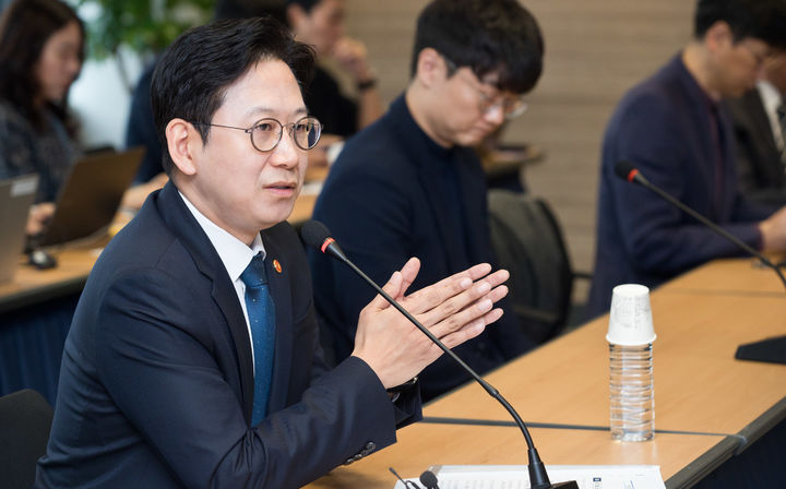 [서울=뉴시스]배경훈 부총리 겸 과학기술정보통신부 장관이 18일 오전 서울 종로구 광화문교보빌딩 국가과학기술자문회의 대회의실에서 열린 '독자 AI 관계 기업 간담회' 에서 인사말을 하고 있다. (사진=과기정통부 제공) *재판매 및 DB 금지