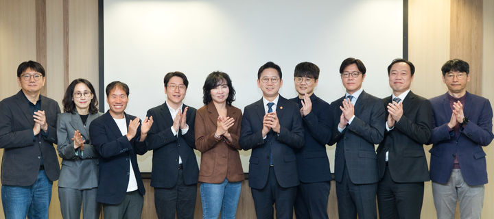 [서울=뉴시스]배경훈 부총리 겸 과학기술정보통신부 장관이 18일 오전 서울 종로구 광화문교보빌딩 국가과학기술자문회의 대회의실에서 열린 '독자 AI 관계 기업 간담회' 에서 기념촬영을 하고 있다. 왼쪽부터 김세웅 카카오 부사장, 손지윤 네이버 전무, 김성훈 업스테이지 대표, 임우형 LG AI 원장, 이연수 NC AI 대표, 배경훈 부총리, 임정환 모티프테크놀로지스 대표, 유경상 SK텔레콤 AI CIC장, 김연규 장관정책보좌관, 김경만 인공지능정책실장. (사진=과기정통부 제공) *재판매 및 DB 금지