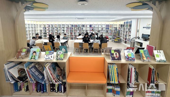 [전주=뉴시스]윤난슬 기자 = 전북특별자치도교육청은 2026학년도 새학기 첫 2주간 도내 초·중·고 학생들의 학교도서관 도서 대출이 9만7376권으로 집계됐다고 18일 밝혔다. 이는 지난해 같은 기간 5만9691권보다 약 63% 증가한 수치다. (사진=전북교육청 제공) photo@newsis.com 