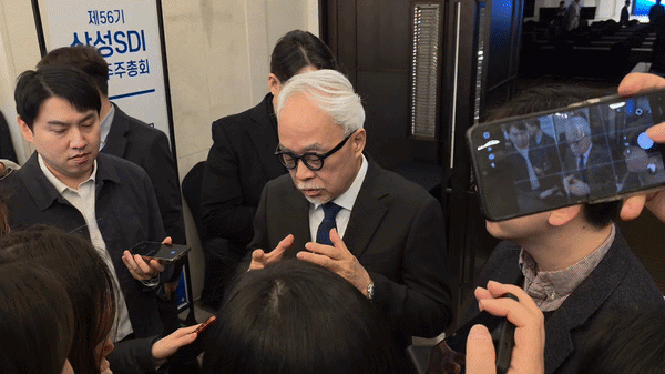 [서울=뉴시스] 박현준 기자 = 최주선 삼성SDI 대표이사 사장이 18일 서울 강남구 엘리에나호텔에서 열린 제 56기 정기 주주총회를 마치고 나와 취재진과 질의응답을 진행하고 있다. 2026.03.18 parkhj@newsis.com