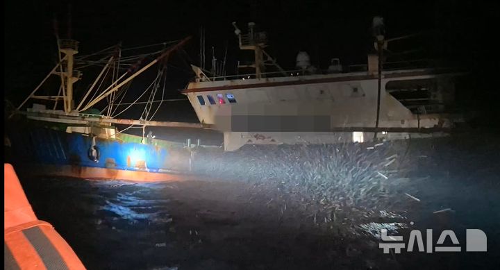 [제주=뉴시스] 서귀포해양경찰서가 17일 오전 제주 서귀포시 마라도 해상에서 불법 조업을 한 중국어선을 적발하고 있다. (사진=서귀포해양경찰서 제공) 2026.03.18. photo@newsis.com