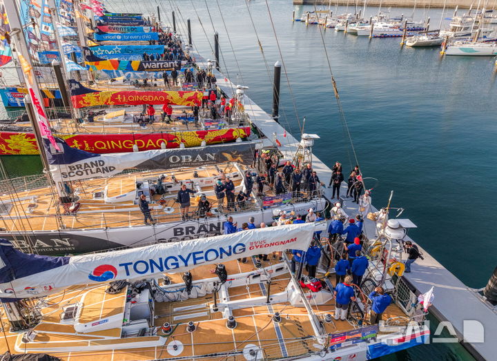 [통영=뉴시스] 신정철 기자= ‘2025-26 클리퍼 세계일주 요트대회(Clipper Round the World Yacht Race)’ 경남 통영항 기항지 행사 ‘PORT WEEK’가 18일, 3일차를 맞아 본격적인 해양 축제의 분위기를 이어가고 있다. 사진은 통영시 도남항 일대에 정박중인 요트 모습.(사진=통영시 제공).2026.03.18. photo@newsis.com *재판매 및 DB 금지