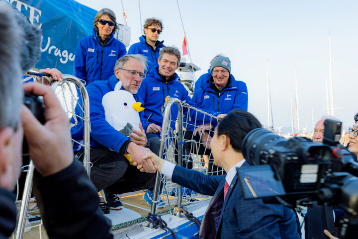 [통영=뉴시스] 신정철 기자= ‘2025-26 클리퍼 세계일주 요트대회(Clipper Round the World Yacht Race)’ 경남 통영항 기항지 행사 ‘PORT WEEK’가 18일, 3일차를 맞아 본격적인 해양 축제의 분위기를 이어가고 있다. 사진은 지난 17일 오후 환영식 행사에서 천영기 통영시장이 직접 각 요트를 찾아 선수들과 인사를 나누며 환영의 뜻을 전하고 있다.(사진=통영시 제공).2026.03.18. photo@newsis.com *재판매 및 DB 금지