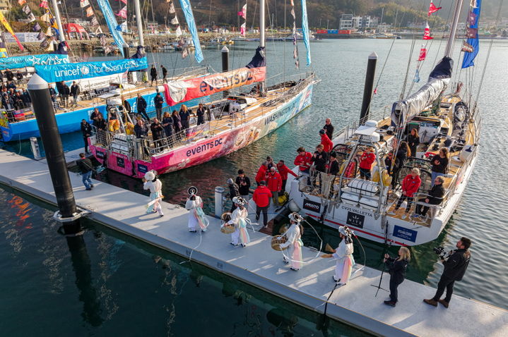 [통영=뉴시스] 신정철 기자= ‘2025-26 클리퍼 세계일주 요트대회(Clipper Round the World Yacht Race)’ 경남 통영항 기항지 행사 ‘PORT WEEK’ 2일차인 지난 17일 오후 통영시 도남관광지 일원에서 세계 각국에서 모인 클리퍼 레이스 선수단을 위한 공식 환영식에서 한국 전통 공연인 사물놀이가 진헹되고 있다.(사진=통영시 제공).2026.03.18. photo@newsis.com *재판매 및 DB 금지