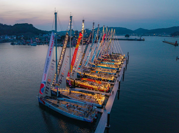 [통영=뉴시스] 신정철 기자= ‘2025-26 클리퍼 세계일주 요트대회(Clipper Round the World Yacht Race)’ 경남 통영항 기항지 행사 ‘PORT WEEK’가 18일, 3일차를 맞아 본격적인 해양 축제의 분위기를 이어가고 있다. 사진은 통영시 도남항 일대에는 약 21m 길이의 동일 규격 요트 10척에 조명이 설치되어 밤마다 화려한 해상 경관을 연출하고 있다.(사진=통영시 제공).2026.03.18. photo@newsis.com *재판매 및 DB 금지