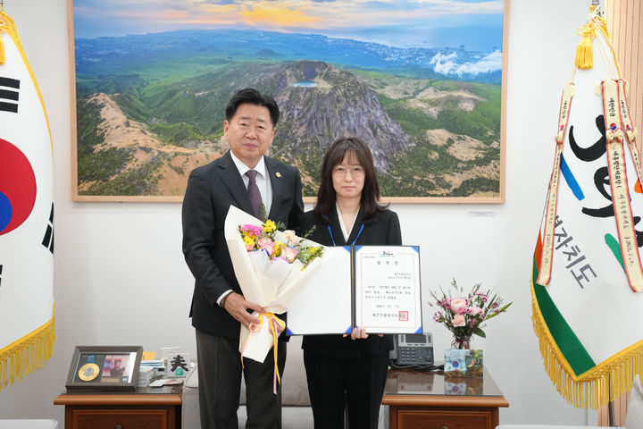 [제주=뉴시스] 17일 오전 오영훈(왼쪽) 제주지사와 박나겸 역학조사관이 임명장 수여 이후 기념 촬영을 하고 있다. (사진=제주도 제공) 2026.03.18. photo@newsis.com *재판매 및 DB 금지