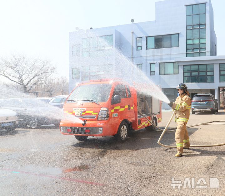 [시흥=뉴시스] 경기 시흥소방서가 지하공간 화재 대응력을 높이기 위해 '저상소방차'를 현장에 투입한 가운데 한 소방관이 시범을 보이고 있다. (사진=시흥소방서 제공) 2026.03.18. photo@newsis.com