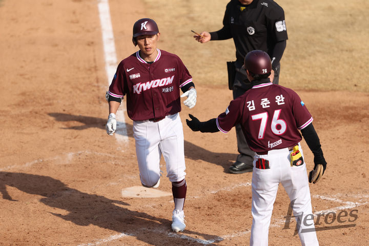 [서울=뉴시스] 프로야구 키움 히어로즈 서건창이 12일 이천베어스파크에서 열린 2026 신한 쏠뱅크 KBO리그 시범경기 두산 베어스전에서 홈런을 친 뒤 베이스를 돌고 있다. (사진=키움 히어로즈 제공) 2026.03.12. *재판매 및 DB 금지