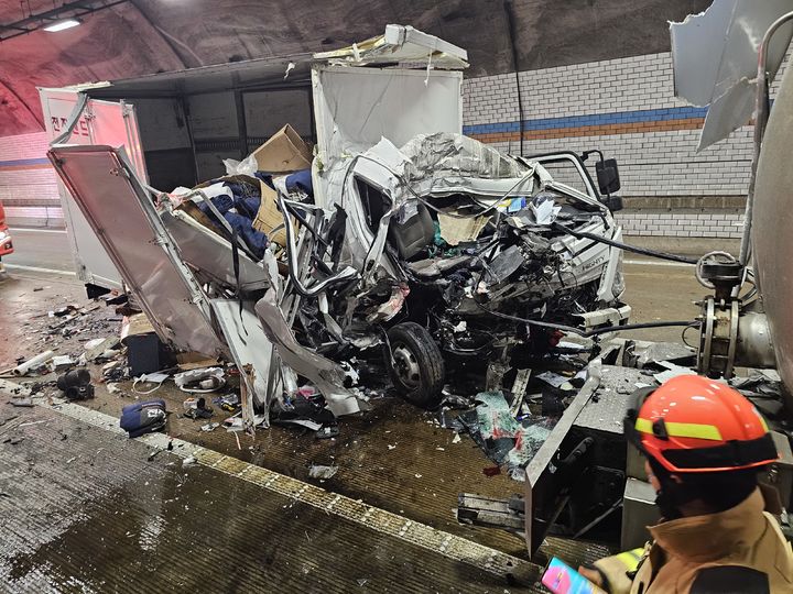 [남원=뉴시스] 18일 오전 9시34분께 전북 남원시를 지나는 순천완주고속도로 하행선 47km 지점 천마터널 내부에서 4.5t 트럭이 탱크로리 차량을 뒤에서 들이받아 차량이 파손돼있다. (사진=전북도소방본부 제공) 2026.03.18. photo@newsis.com *재판매 및 DB 금지