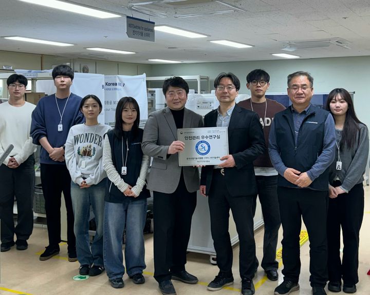 [진주=뉴시스]KTL, 스마트그린기술센터 배선기구류시험실에서 안전관리 우수연구실 현판식을 진행하고 있다.(KTL= 제공).2026.03.18.photo@newsis.com *재판매 및 DB 금지