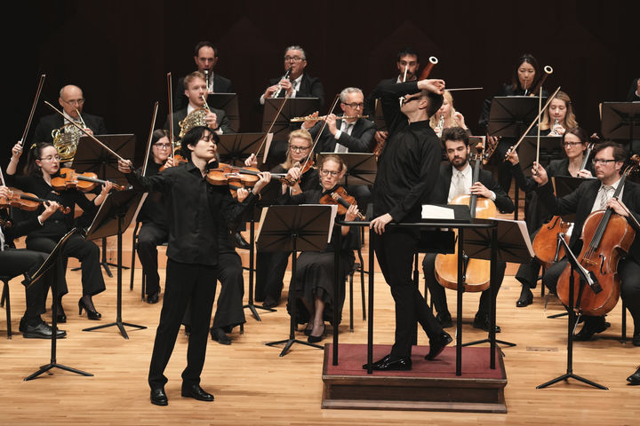 [서울=뉴시스] 지난 17일 서울 서초구 예술의전당 콘서트홀에서 열린 '양인모 & 잘츠부르크 모차르테움 오케스트라' 공연에서 양인모가 악단과 베토벤의 바이올린 협주곡을 연주했다. (사진=ⓒStudioGut) 2026.03.18. photo@newsis.com *재판매 및 DB 금지