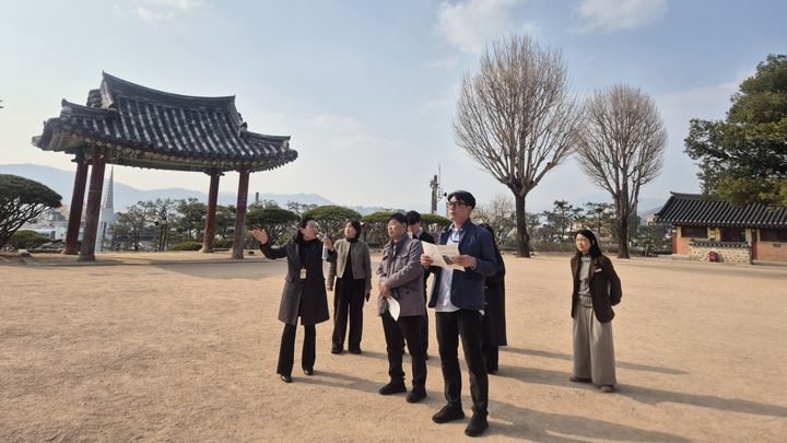 [밀양=뉴시스] 국가유산청 관계자들이 영남루를 방문해 지역 문화유산을 살피고 있다. (사진= 밀양시 제공) 2026.03.18. photo@newsis.com *재판매 및 DB 금지