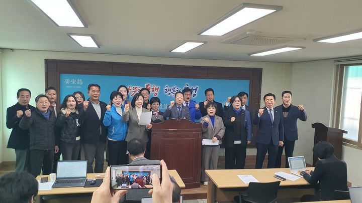 [홍성=뉴시스] 홍성군의회 더불어민주당 소속 의원들이 18일 군청 브리핑룸에서 지방선거 재도전 의지를 밝히기 위해 기자회견을 갖고 있다.&nbsp; *재판매 및 DB 금지