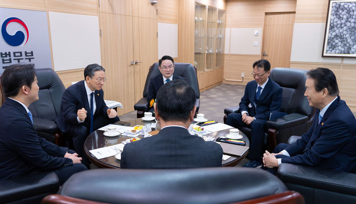 [서울=뉴시스] 법무부가 친일재산귀속법의 입법을 두고 국가보훈부와 협력 방법을 모색했다. 사진은 면담을 가진 정성호 법무부 장관과 권오을 국가보훈부 장관. (사진=법무부 제공) 2026.03.18. photo@newsis.com *재판매 및 DB 금지