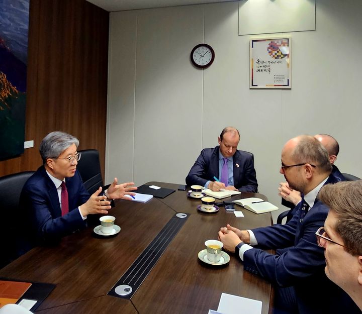 [서울=뉴시스]외교부는 김희상 G20 셰르파(정부대표)가 18일 방한 중인 마르친 프쉬다치 폴란드 대통령실 국제정책실장(G20 셰르파)을 면담했다고 밝혔다. *재판매 및 DB 금지
