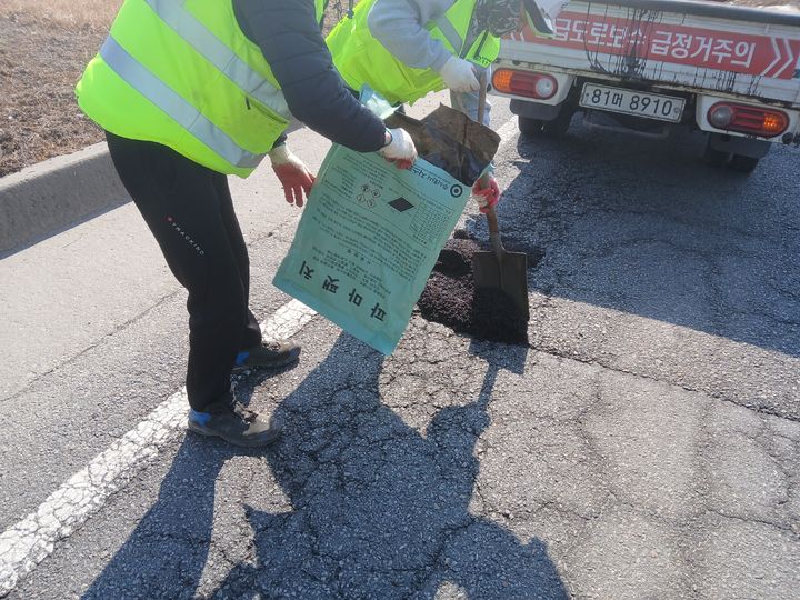 [천안=뉴시스] 천안시가 해빙기를 맞아 지역 내 531개소의 포트홀 복구를 마무리 했다고 밝혔다. (사진=천안시 제공) 2026.03.18 photo@newsis.com *재판매 및 DB 금지
