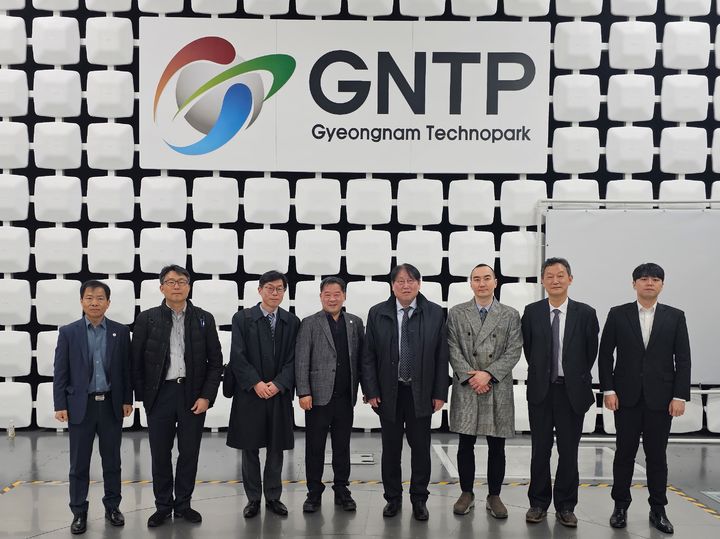 [세종=뉴시스] 한국에너지기술평가원은 18일 경남테크노파크를 방문해 가스터빈 산업 생태계 핵심인 '소재·부품 품질평가 및 성능검증 플랫폼' 개발 현황을 점검했다고 밝혔다. (사진=에기평 제공) 2026.03.18. photo@newsis.com *재판매 및 DB 금지