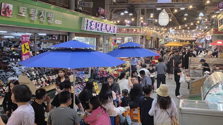 [창원=뉴시스] 강경국 기자 = 경남 창원시 의창구 명서시장 호롱불 야시장 장면. (사진=창원시청 제공). 2026.03.18. photo@newsis.com *재판매 및 DB 금지