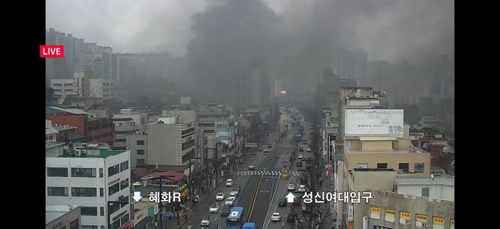 [서울=뉴시스] 18일 서울 성북구 동소문동4가 일대에서 발생한 화재로 검은 연기가 일대를 뒤덮고 있다. (사진=서울정보 플랫폼 '스마트 서울뷰' 캡쳐) 2026..03.18. photo@newsis.com *재판매 및 DB 금지