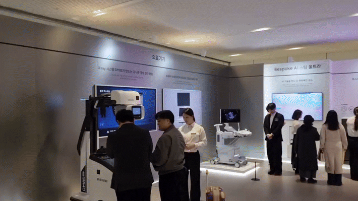 삼성전자 주주들이 주총장에 마련된 전시 공간을 관람하고 있다. (사진=이지용 기자) *재판매 및 DB 금지