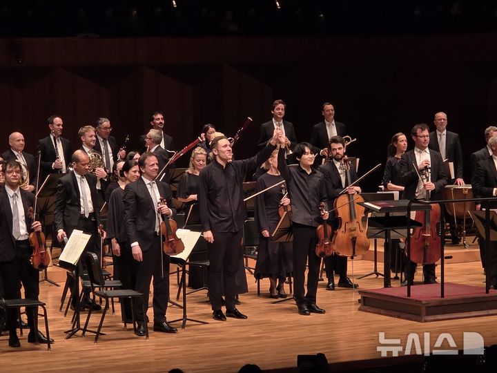 [서울=뉴시스] 조기용 기자 = 지난 17일 서울 서초구 예술의전당 콘서트홀에서 열린 '양인모 & 잘츠부르크 모차르테움 오케스트라' 공연에서 양인모가 악단과 베토벤의 바이올린 협주곡을 연주했다. 2026.03.18. excuseme@newsis.com