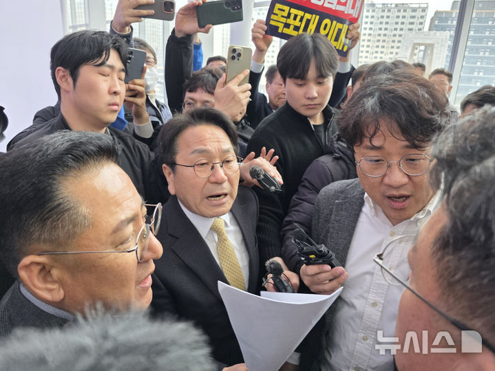 [무안=뉴시스] 더불어민주당 전남광주통합특별시장 경선에 참여하는 강기정(가운데) 예비후보가 18일 오후 전남도의회에서 전남 서남부권 의원들로부터 국립의대 유치와 관련한 항의를 받고 있다. 강 시장은 통합특별시장 공약으로 2030년 개교 목표인 목포대·순천대 통합 국립의대에 배정 학생 수 100명과 함께 수련 부속 병원을 전남 동부권에 집중 배정하겠다고 밝혔다. (사진 = 독자 제공) 2026.03.18. photo@newsis.com 