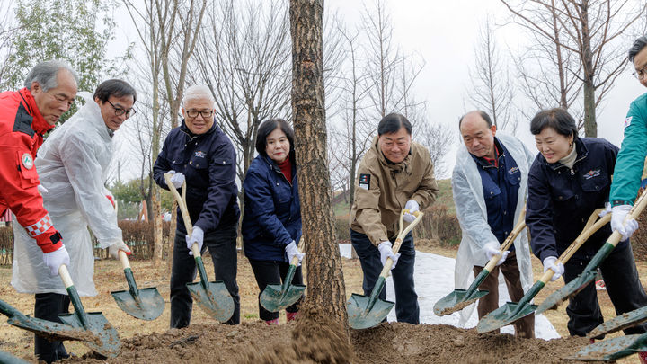 [합천=뉴시스] 합천군, 제81회 식목일 나무심기 행사 (사진=합천군 제공) 2026. 03. 18. photo@newsis.com *재판매 및 DB 금지