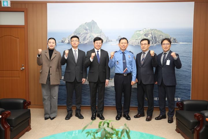 [동해=뉴시스] 18일 김인창 동해지방해양경찰청장이 중홍눠(钟洪糯) 중국대사관 총영사를 접견하고 협력 확대방안에 대해서 논의한 후 단체사진을 촬영하고 있다.(사진=동해해경청 제공)2026.3.18.photo@newsis.com *재판매 및 DB 금지