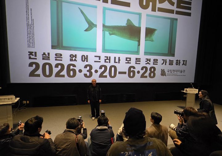 [사진=박현주 미술전문기자]18일 국립현대미술관 기자 간담회에 참석한 데이미언 허스트가 질의 응답없이 포토타임을 갖고 포즈를 취하고 있다. *재판매 및 DB 금지