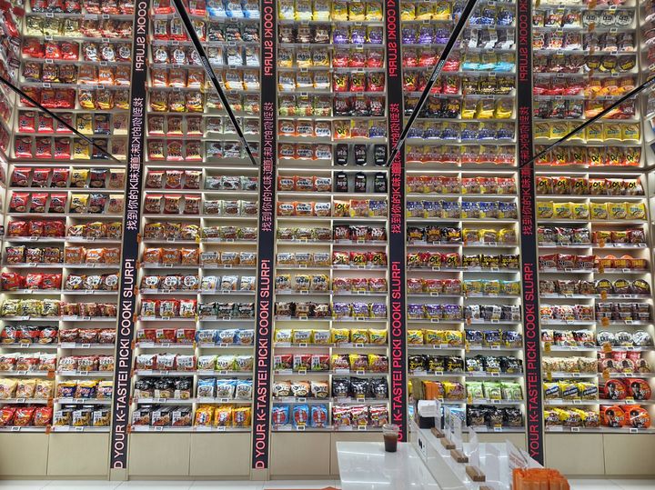 이마트24 K-푸드랩 명동점 '라면 아카이브 월' *재판매 및 DB 금지