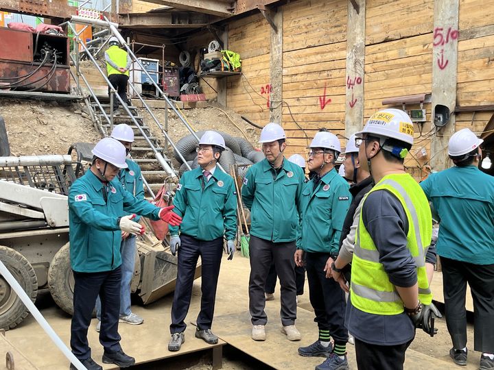 [대구=뉴시스] 대구 남구는 해빙기를 맞아 지반 약화로 인한 안전사고를 예방하기 위해 지역 내 주요 건설공사장에 대한 현장 점검을 실시했다. (사진=대구 남구 제공) 2026.03.18. photo@newsis.com *재판매 및 DB 금지