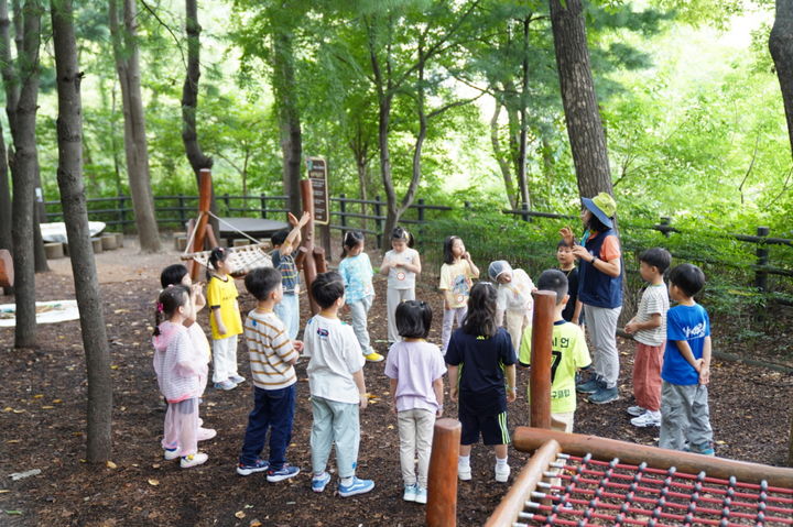 [서울=뉴시스] 성동구 유아숲체험원 운영 모습. 2026.03.18. (사진=성동구 제공) *재판매 및 DB 금지