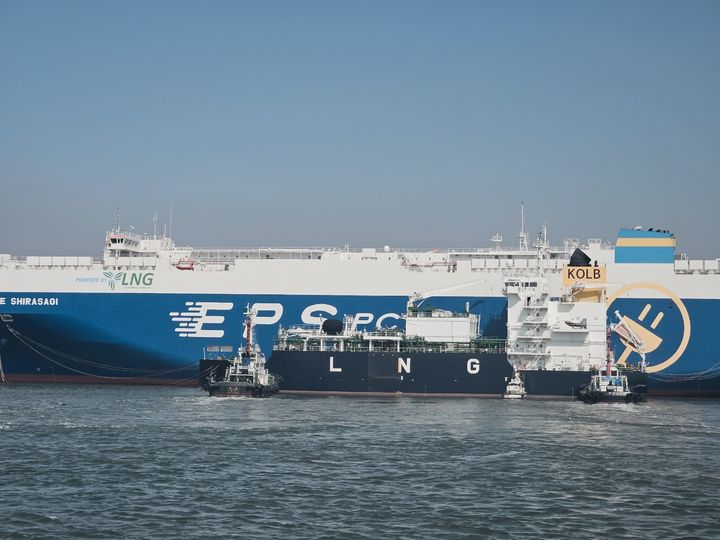 [수원=뉴시스] LNG 급유를 위해 정박 중인 급유선(사진=경기도 제공) 2026.03.18. photo@newsis.com *재판매 및 DB 금지