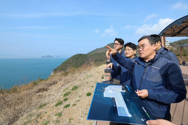 [서울=뉴시스] 대우건설 김보현 대표이사(오른쪽 첫번째)가 가덕도신공항 건설 예정지를 살펴보고 있다. (사진=대우건설 제공) 2026. 3. 18. *재판매 및 DB 금지
