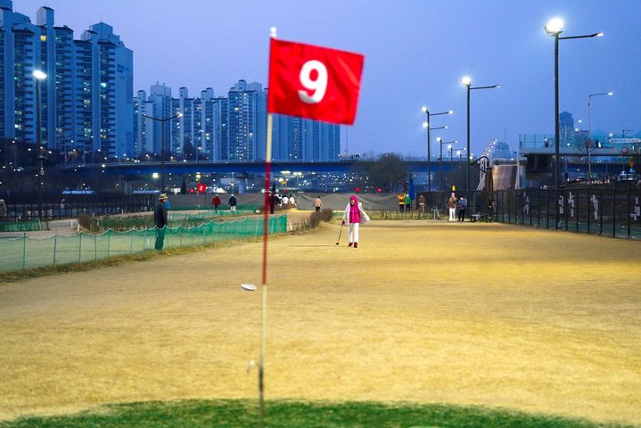 [서울=뉴시스] 중랑구립파크골프장 야간 개장. 2026.03.18. (사진=중랑구 제공) *재판매 및 DB 금지