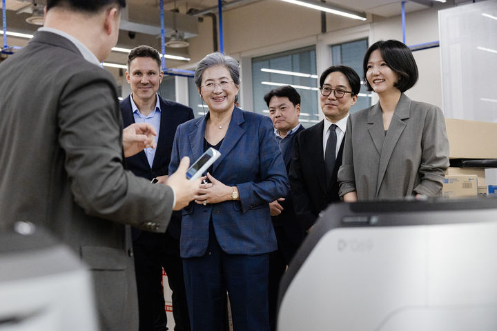 [서울=뉴시스] 네이버와 AMD가 18일 경기 성남시 네이버 제2사옥 '1784'에서 주요 경영진이 참석한 가운데 'AI 생태계 확장 및 차세대 인프라 협력'을 위한 양해각서(MOU)를 체결했다. (사진= 네이버 제공) 2026.03.18. photo@newsis.com *재판매 및 DB 금지