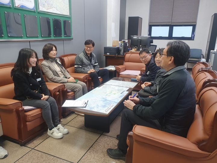 [창원=뉴시스] 강경국 기자 = 최영숙 경남 창원시 복지여성보건국장이 18일 의료·요양 통합돌봄사업 시행을 앞두고 읍·면·동 현장점검을 하고 있다. (사진=창원시청 제공). 2026.03.18. photo@newsis.com *재판매 및 DB 금지