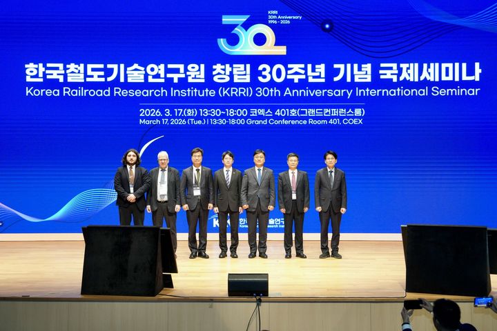 [서울=뉴시스] 지난 17일 서울 코엑스에서 열린 한국철도기술연구원 창립 30주년 기념 국제세미나에서 홍지선 국토부 2차관과 사공명 철도연 원장, 김태병 국토부 철도국장등이 기념촬영을 하고 있다. 2026.03.18. (사진=한국철도기술연구원 제공) photo@newsis.com *재판매 및 DB 금지