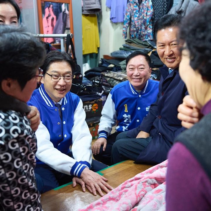 [창원=뉴시스]왼쪽부터 김경수 경남지사 예비후보, 최구식 진주시장 예비후보, 정청래 민주당 당대표. (사진=민주당 경남도당 제공) 2026.03.18.photo@newsis.com *재판매 및 DB 금지
