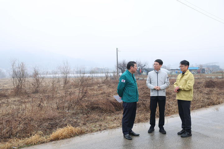 [수원=뉴시스] 18일 경기 용인시 불법 휴경지 점검하는 김성중 경기도 행정1부지사. (사진=경기도 제공) 2026.03.18. photo@newsis.com *재판매 및 DB 금지