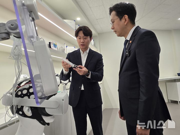 [성남=뉴시스]배경훈 부총리 겸 과학기술정보통신부 장관(오른쪽)이 18일 경기 성남시에 있는 와이브레인을 찾아 이기원 와이브레인 대표에게 'K-뉴럴링크'를 비롯한 뇌-컴퓨터 인터페이스(BCI) 기술에 대해 설명을 듣고 있다. (사진=윤현성 기자)