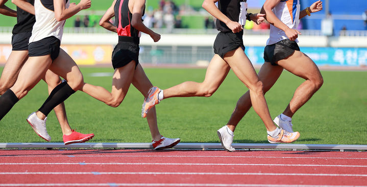 [서울=뉴시스] 지난 15일 열린 '2026 충칭 완저우 마라톤'에서 선두를 달리던 우승자 성쉐리가 대회 관계자의 착각으로 결승선 직전에서 제지당하는 사건이 발생했다. (사진=유토이미지)