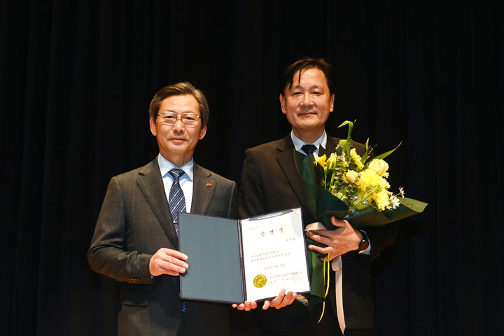 [세종=뉴시스]박기조 한국전력기술 상임이사(사진 오른쪽)는 18일 상임이사로 선임된 데 이어 같은 날 원자력사업본부장으로 취임했다. 사진 왼쪽 김태균 한전기술 사장이다.(사진=한전기술 제공) *재판매 및 DB 금지