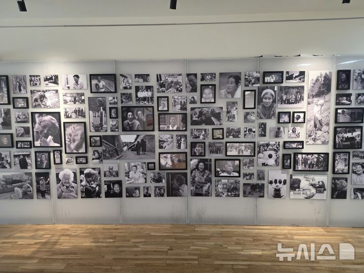 [경기광주=뉴시스] 신정훈 기자 = 나눔의집 역사관에 거주한 일본군 피해 위안부 할머니들이 생전 사진들. 2026.03.18. gs5654@newsis.com